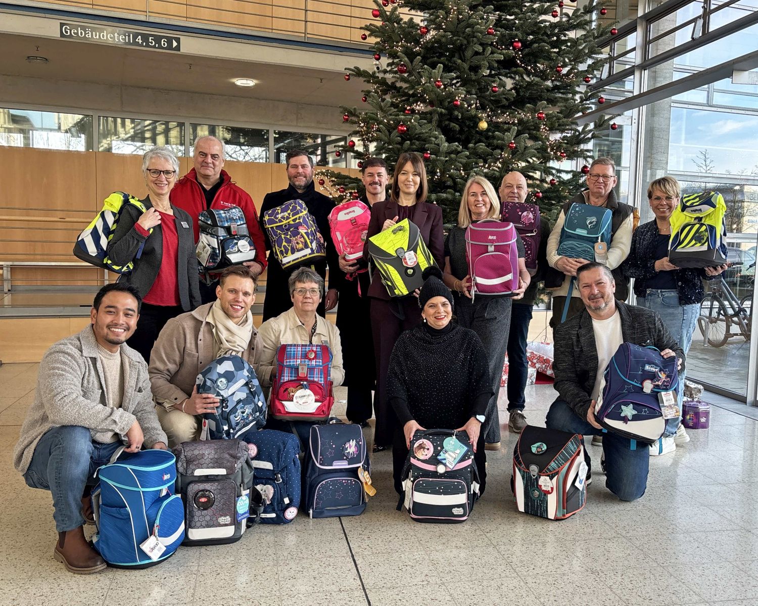 Schulranzen und -rucksäcke im Wert von rund 60.000 Euro gespendet