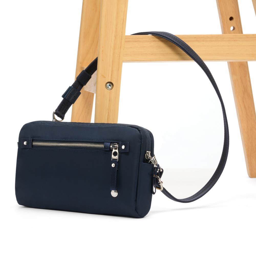 Pacsafe W 3 in1 Sling Navy Anti-Theft Umhängetasche